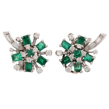 605. White gold, emerald and round brilliant- and baguette cut diamond ear clips.