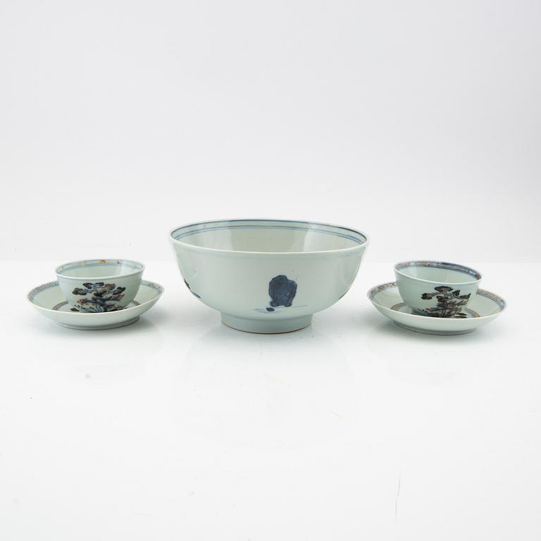 Two Chinese porcelain cups with saucers, Qianlong (1736-1795) period. Cheers!.