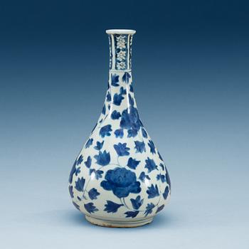 A blue and white Transitional vase, 17th Century.