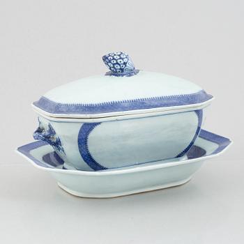 Terrin med lock och fat, kompaniporslin, Kina, Qingdynastin, Qianlong (1736-95).