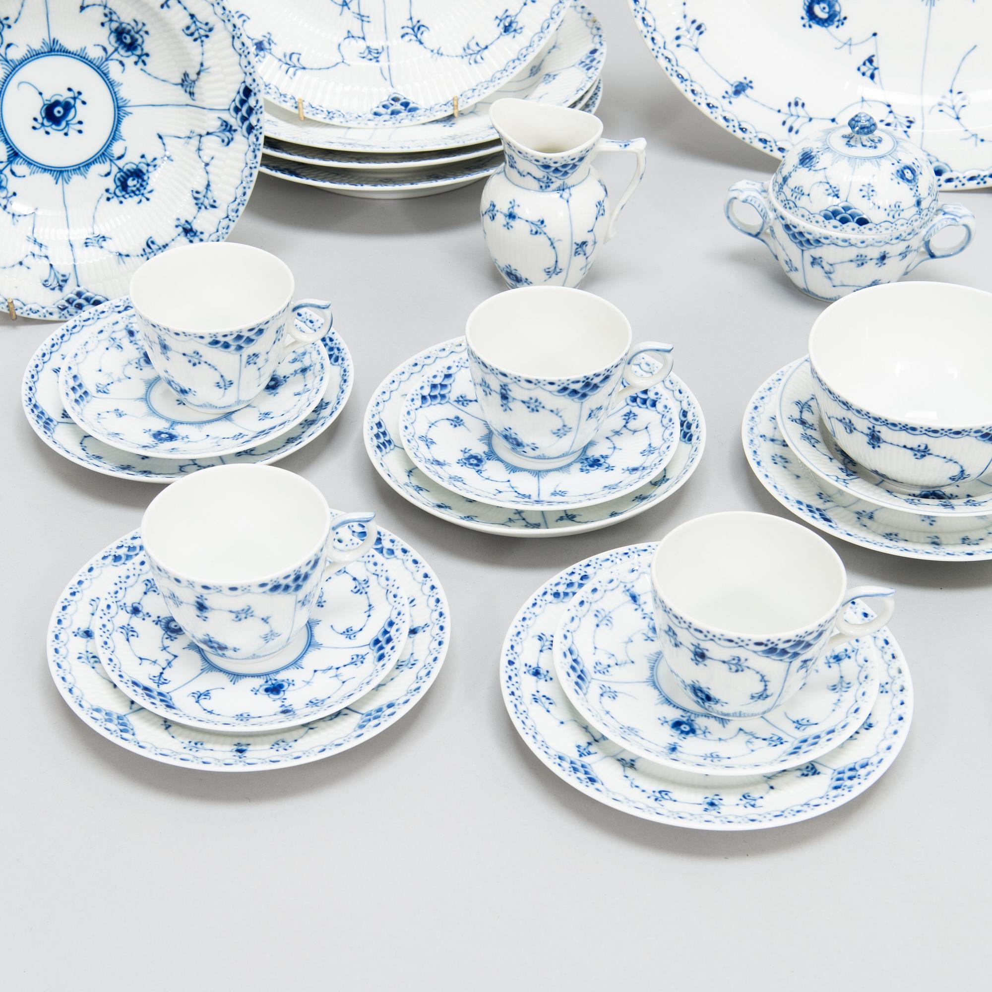 ROYAL COPENHAGEN, servisdelar, 21 st, "Musselmalet", porslin.