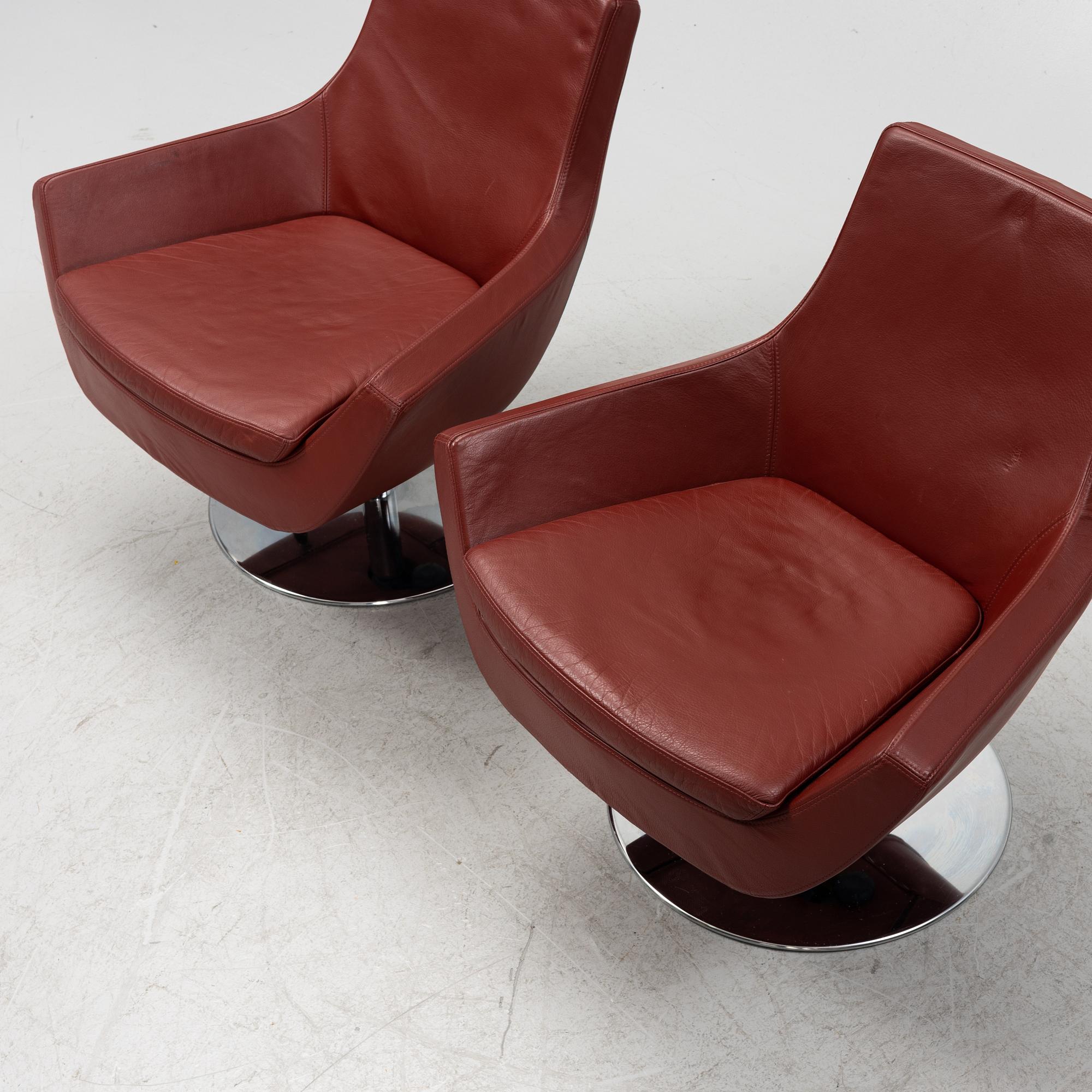 A 21 st Century pair och leather upholstered 'Happy Swing' lounge chairs by Roger Persson for Swedese.