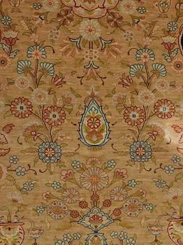 SEMI-ANTIQUE SILK HEREKE. 133,5 x 101,5 cm (the length including the flat woven parts at the ends).