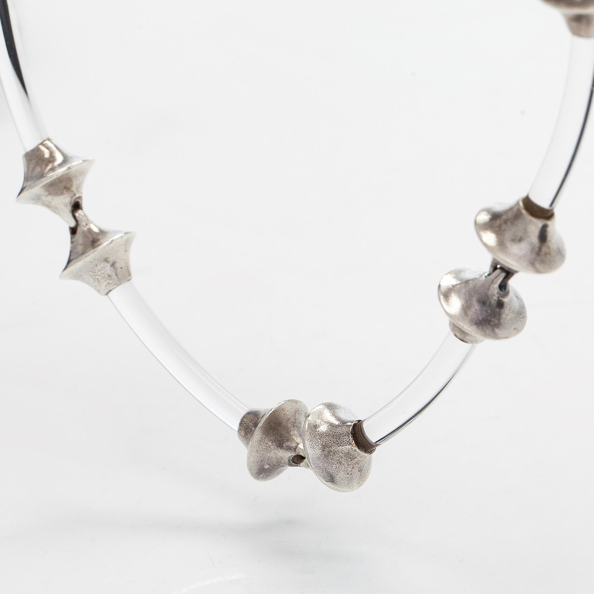 Björn Weckström, kaulakoru, "Destinina", hopeaa, akryylia.