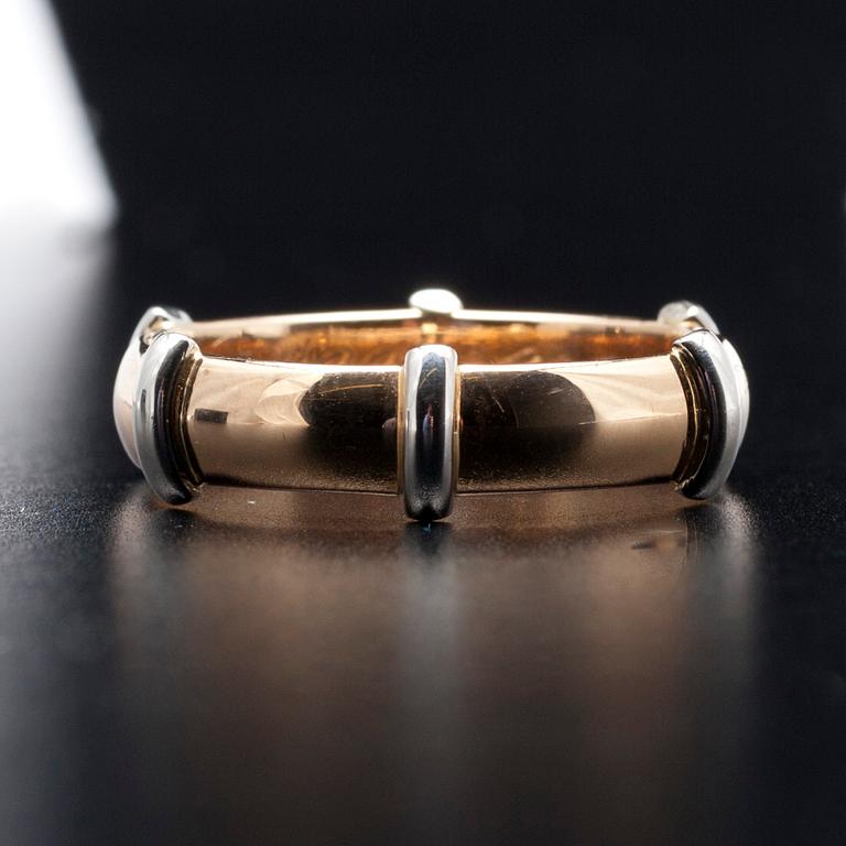 RING, tvåfärgat guld 14K, Petri Ruusunen, Åbo 2000. Vikt 5,5 g.