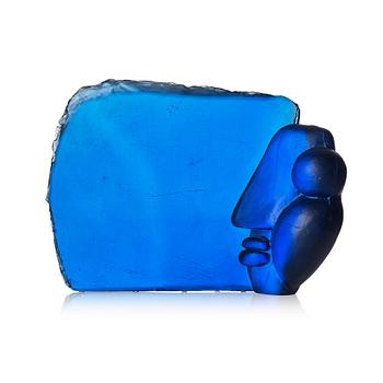 6. Ann Wolff, a blue cast glass 'Head Series P4' sculpture, own studio, Sweden 1995.