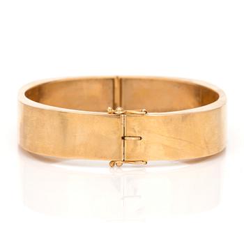An 18K gold bracelet.