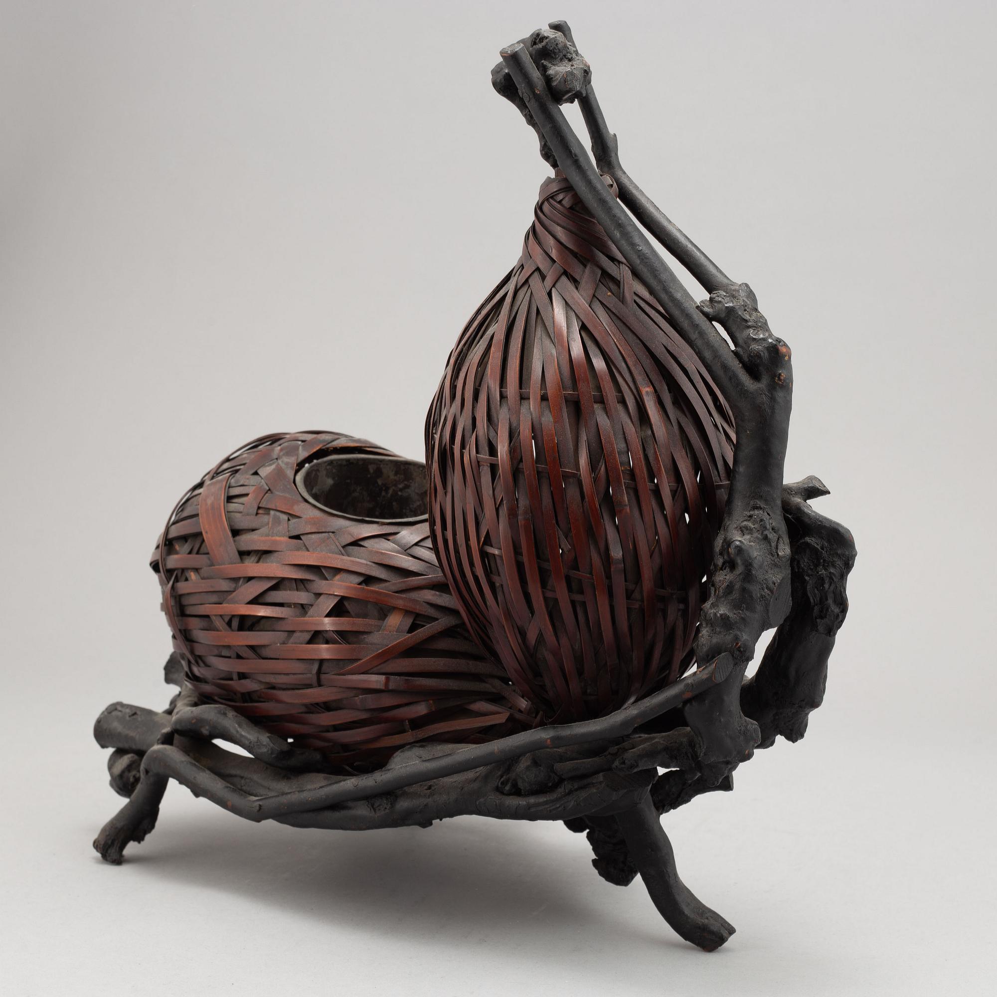 Korg "Hanakago" för blomsterarrangemang med ställ, bambu, Japan, 1900-talets första hälft.