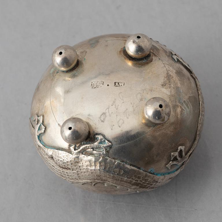 A silver salt cellar, a porcelain snuff bottle and two small boxes, China, late Qing dynasty/early 20th century.