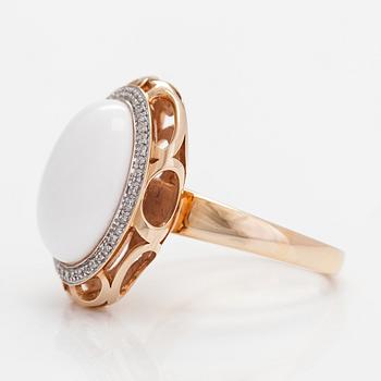 A 14K gold ring with diamonds ca. 0.10 ct in total and a chalcedony.