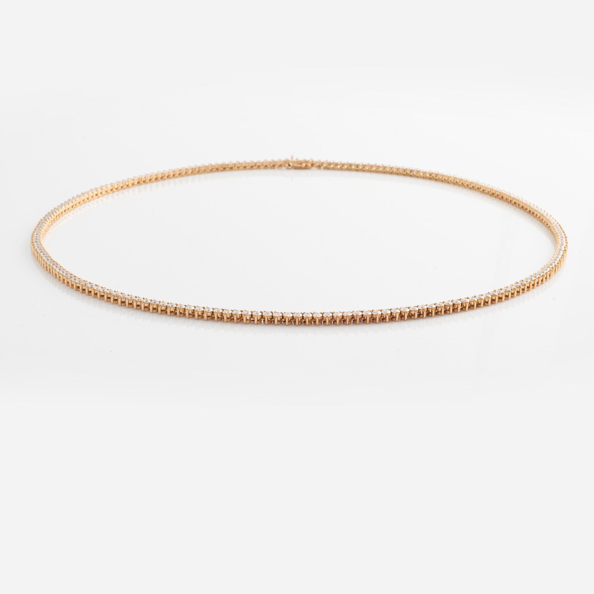 An 18K gold rivière necklace set with round brilliant-cut diamonds.
