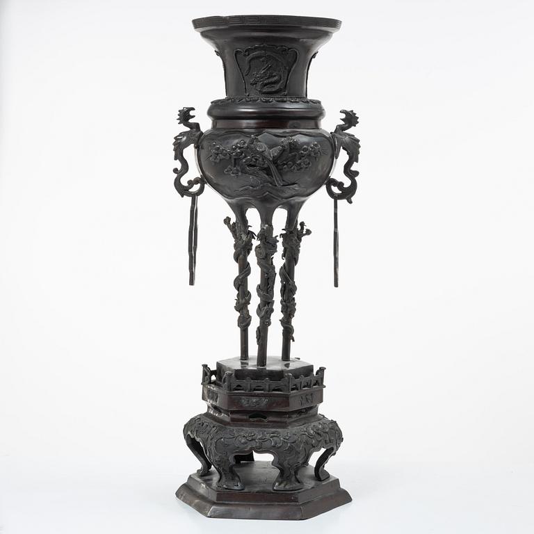 A large Japanese bronze censer, Meiji (1898-1912).