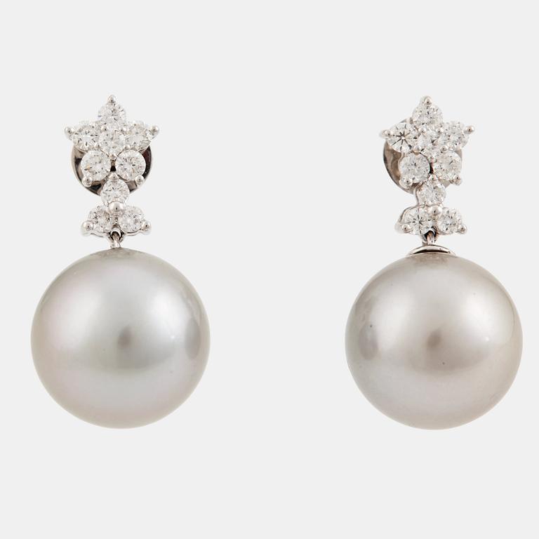 ÖRHÄNGEN, med odlade Tahitipärlor samt briljantslipade diamanter.