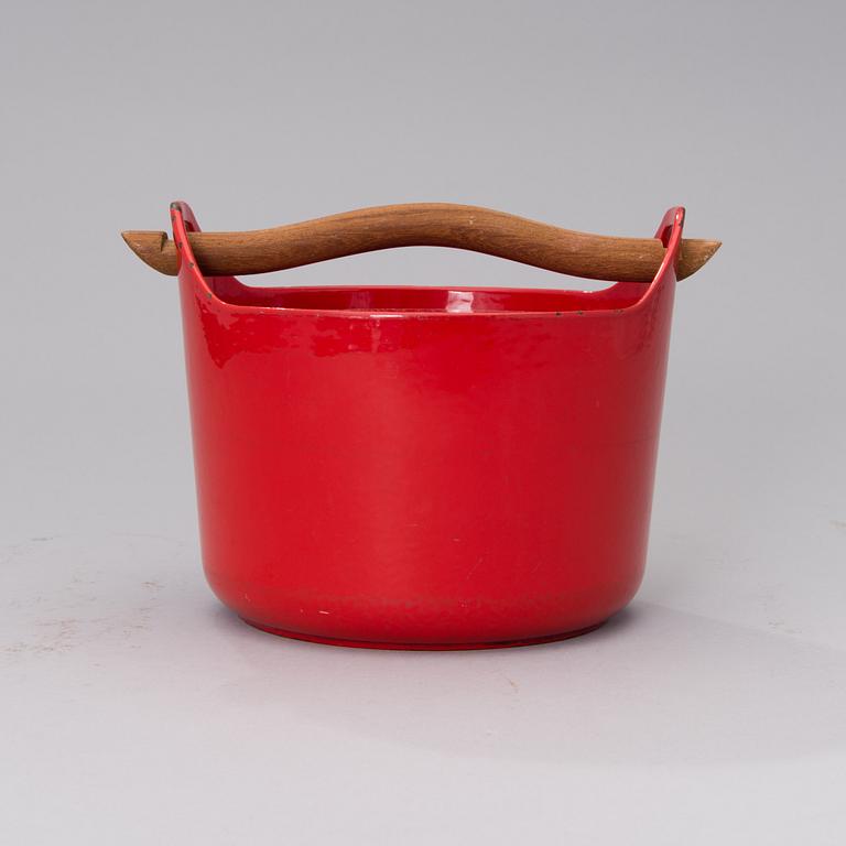 A set of three enamelled cast iron cooking pots, manufactured by Rosenlew.