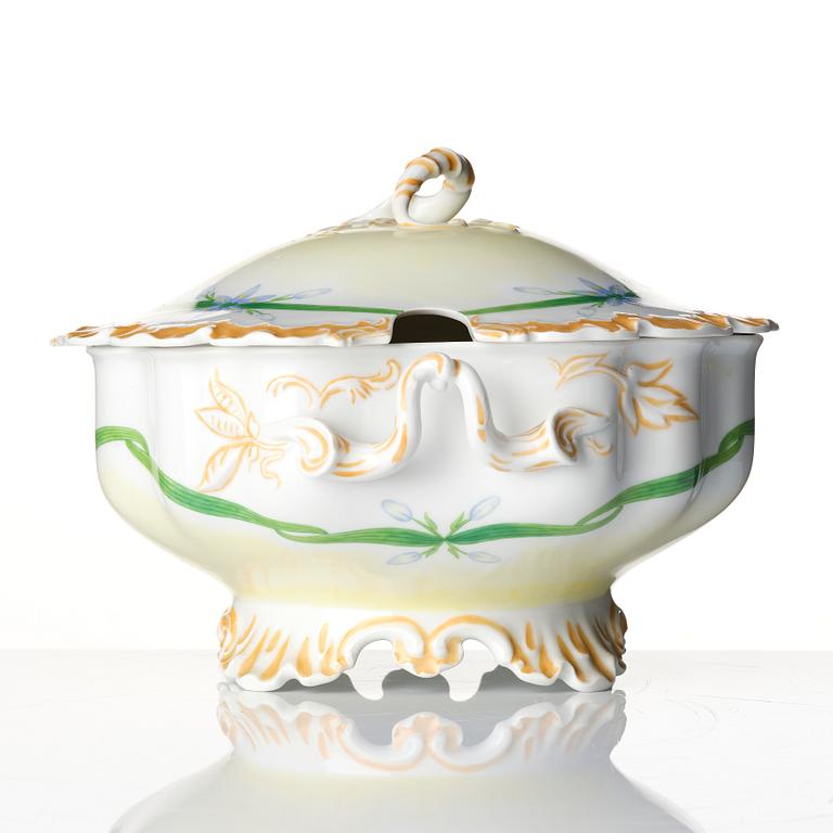 A porcelain tureen with cover, Monbijou Bavaria, signed and dated Emma Leffler 1901.