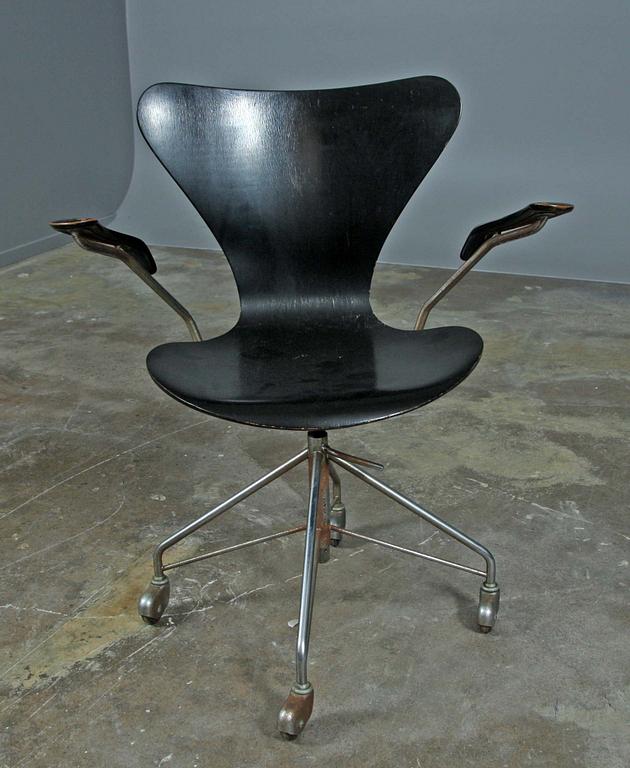 SKRIVBORDSSTOL, "Sjuan", Arna Jacobsen för Fritz Hansen 1964.