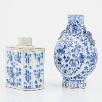 A chinese porcelain tea caddy and moon flask, 18th/19th century.