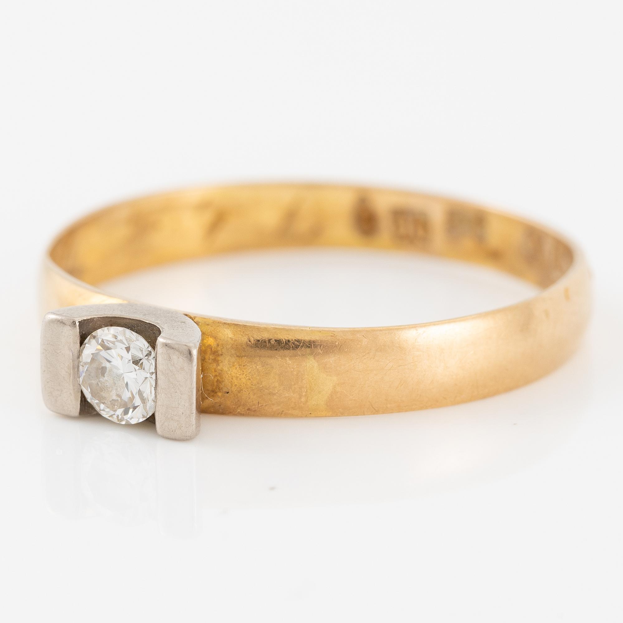 Ring, 18K guld med mindre briljantslipad diamant.