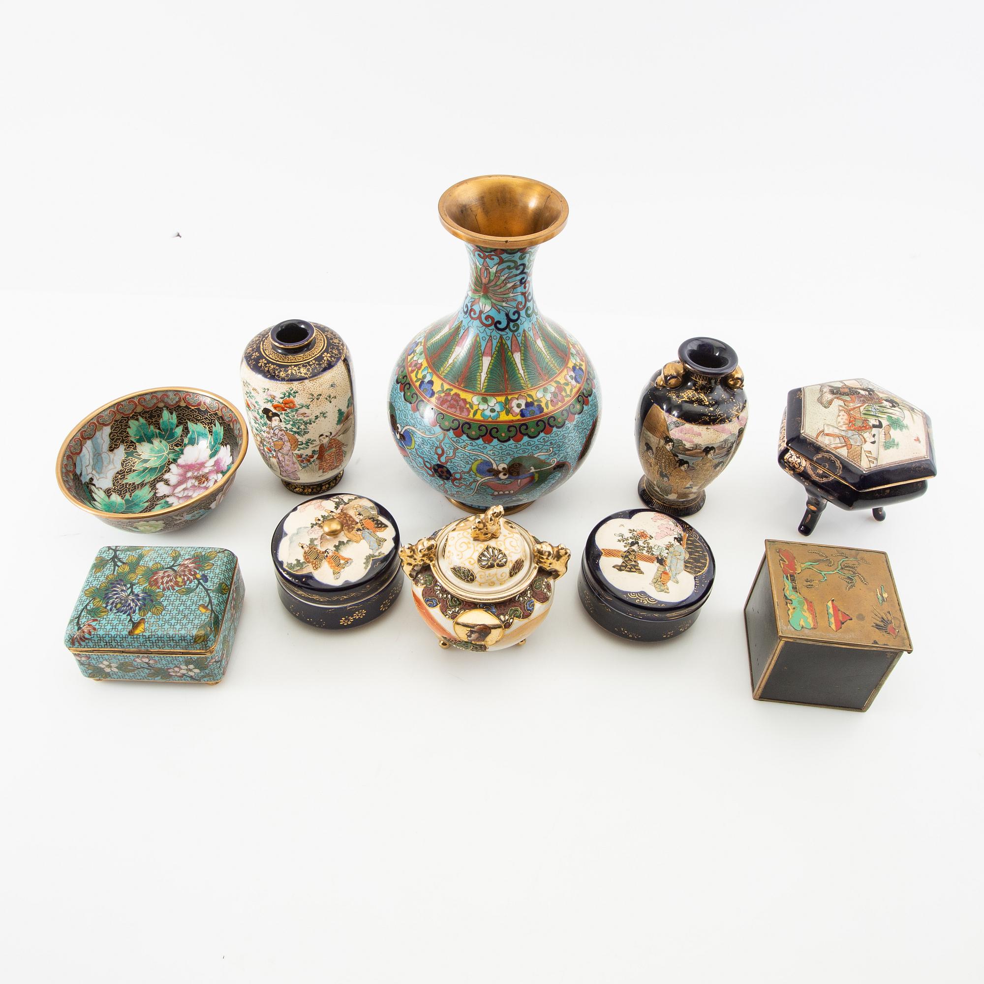 A collection of vases, bowls, and boxes 10 dlr Japan 20th century.