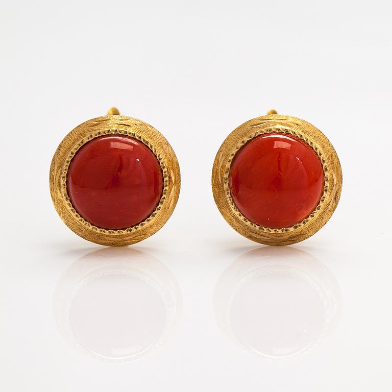 Korvakorupari, 18K kultaa ja korallia.