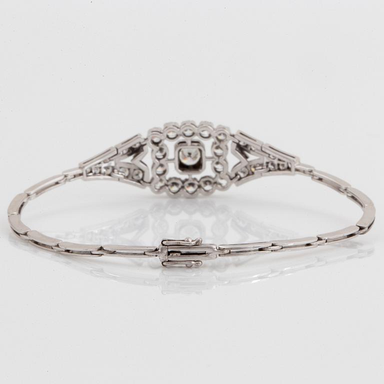 Armband 18K vitguld med runda briljantslipade diamanter total vikt ca 2.40 ct.