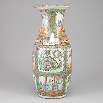 GOLVVAS, porslin. Qingdynastin, sent 1800-tal.