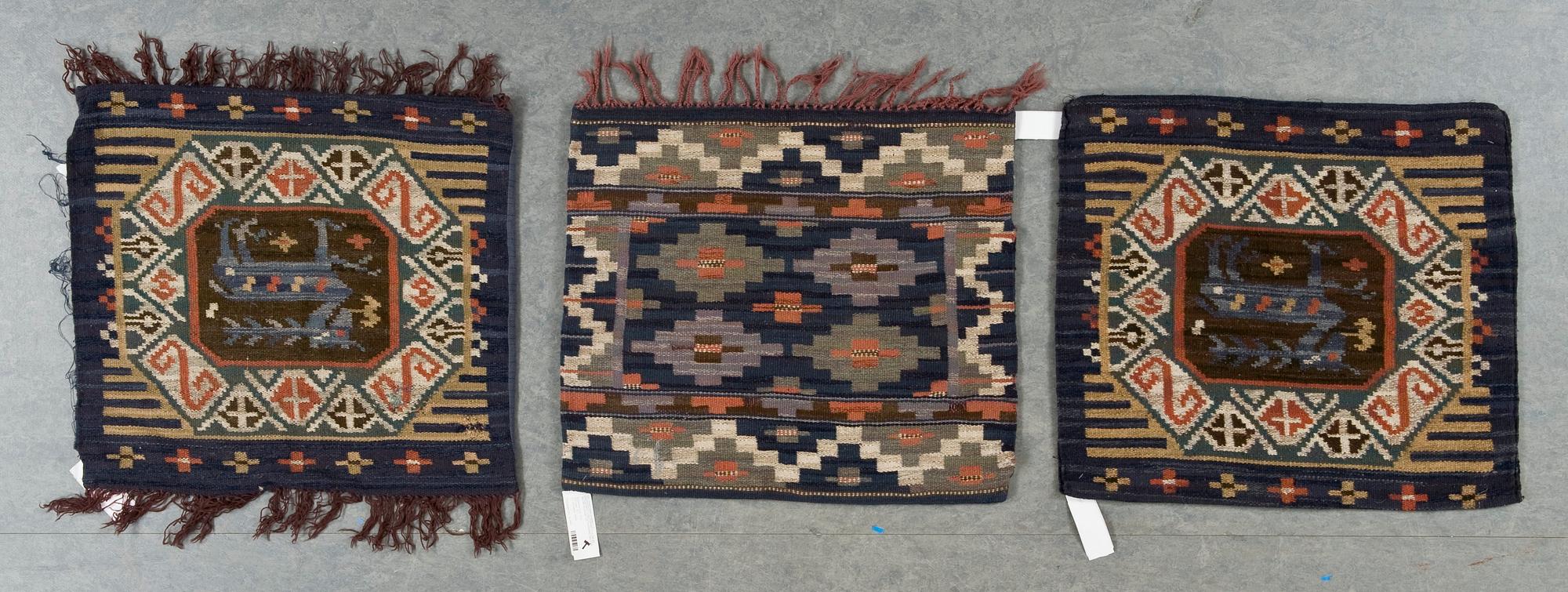 ÖVERKAST/DRAPERI OCH KUDDAR, 3 ST.
"Blå Duchatelltäcket", två "Hjortkudden" och en kudde med geometriska mönster. Rölakan. 278 x 134,5, 60 x 63,5, 59,5 x 67,5 respektive 57,5 x 66,5 cm. Duchatelltäcket signerat MMF (Märta Måås-Fjetterström).