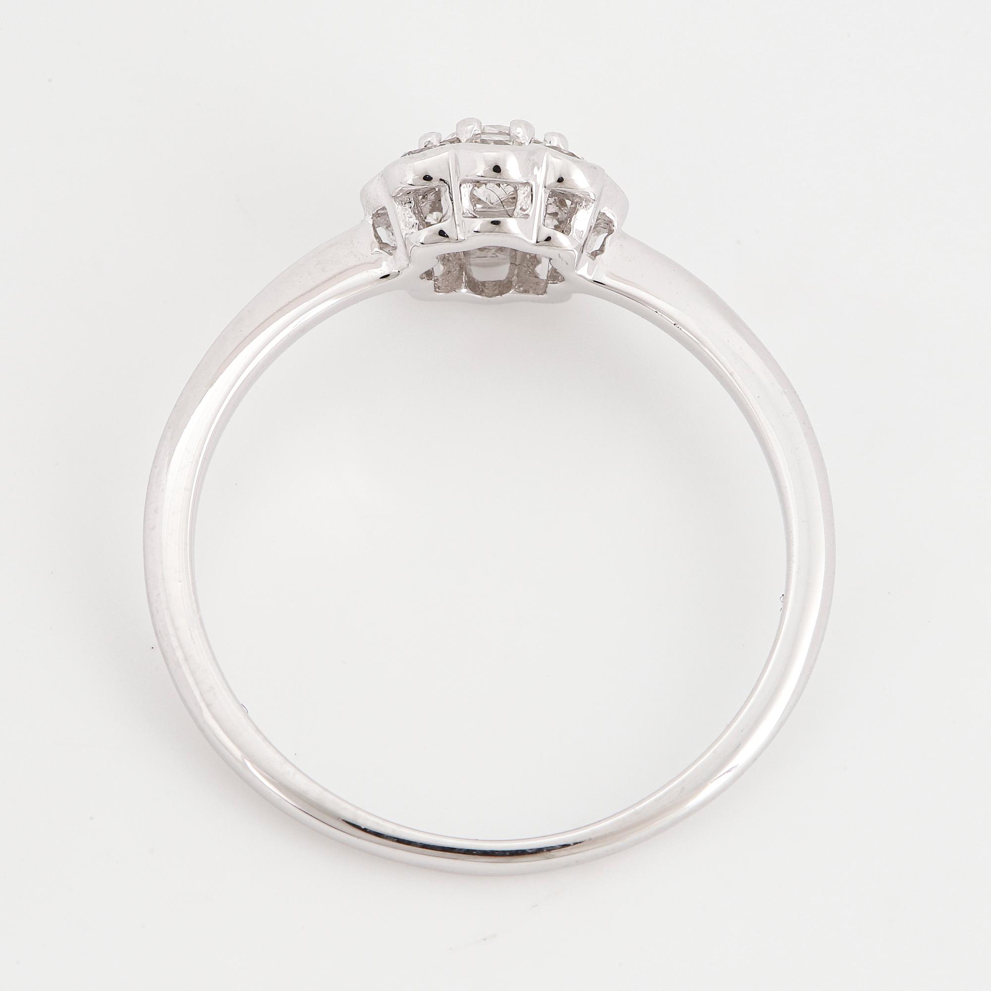 RING, med briljantslipade diamanter, blomformad.