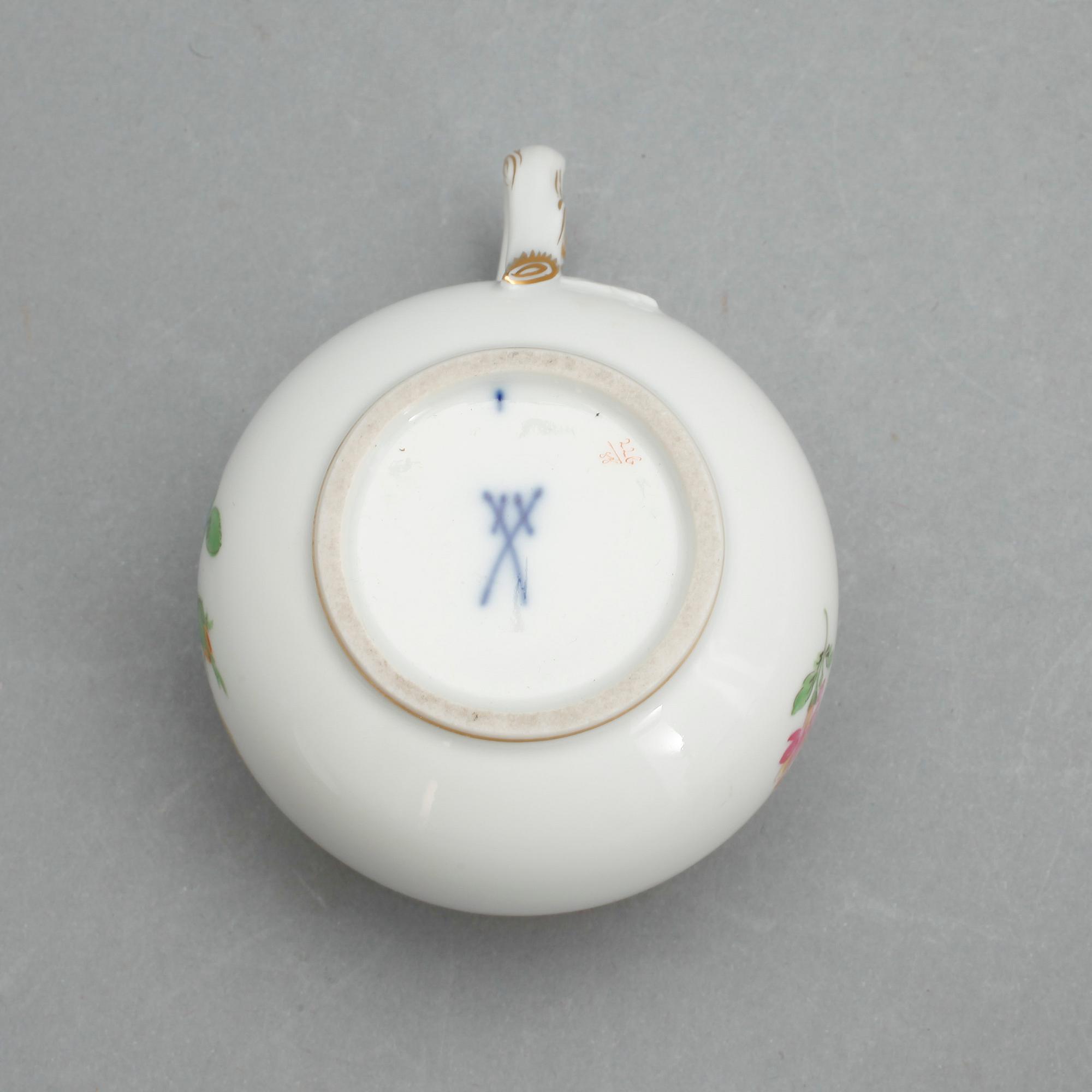 452324. CREMEKOPPAR MED LOCK, ett par, porslin, Meissen, märkta undertill.