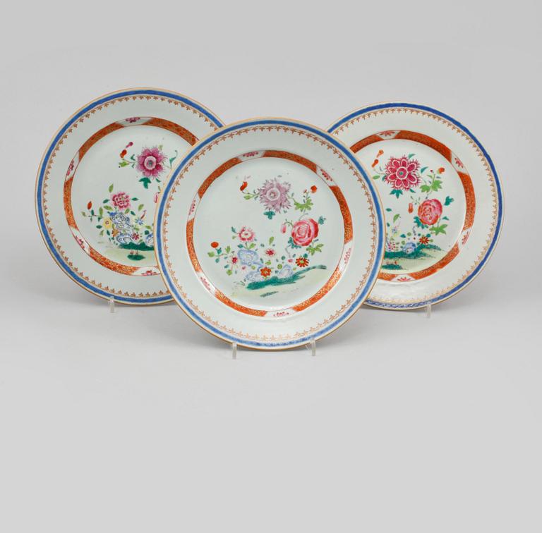 TALLRIKAR, 3 st, porslin, Kina, Qianlong, 1736-1795.