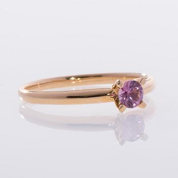 RING, 18K guld, natural pink safir ca 0,20 ct. Vikt 2,1 g.