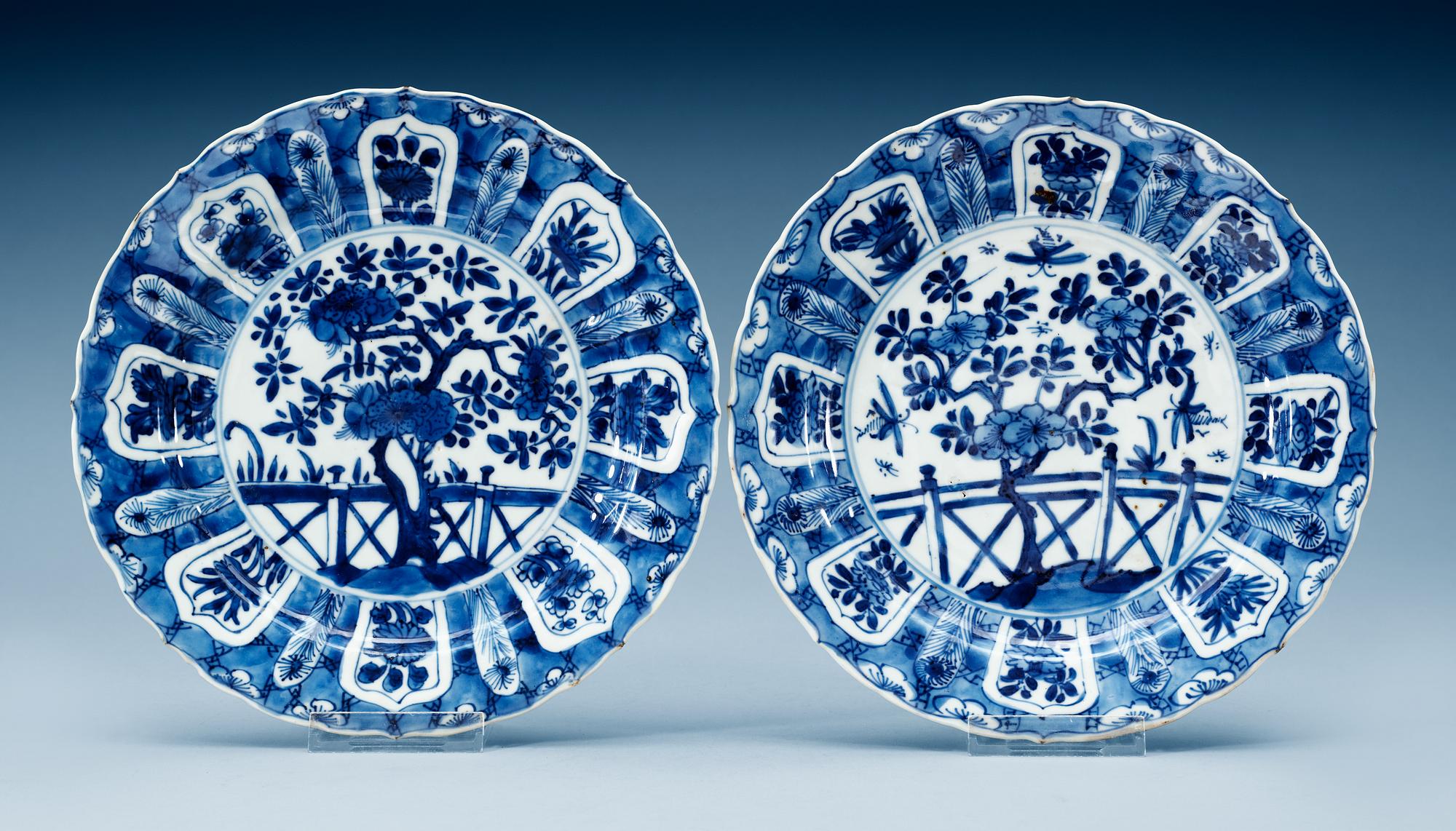 A pair of blue and white dishes, Qing dynasty, Kangxi (1662-1722).