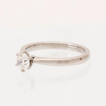 A 950 platinum solitaire ring set with a round brilliant cut diamond with GIA dossier, Vanbruun.