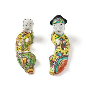 1271. A pair of famille rose wall figurines, Qing dynasty, 19th Century.