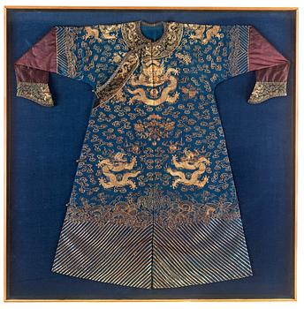 597. ROBE, silk. China 19th century. Height 141 cm.