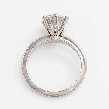 Sormus, platinaa ja briljanttihiottu timantti.