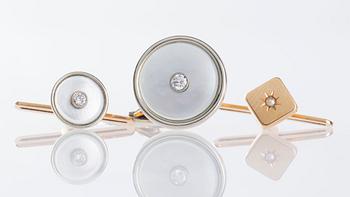 MANSCHETTKNAPPAR SAMT FRACKKNAPPAR, två par, 18K guld, pärlemor samt diamanter. Gustaf Dahlgren & Co, Malmö.