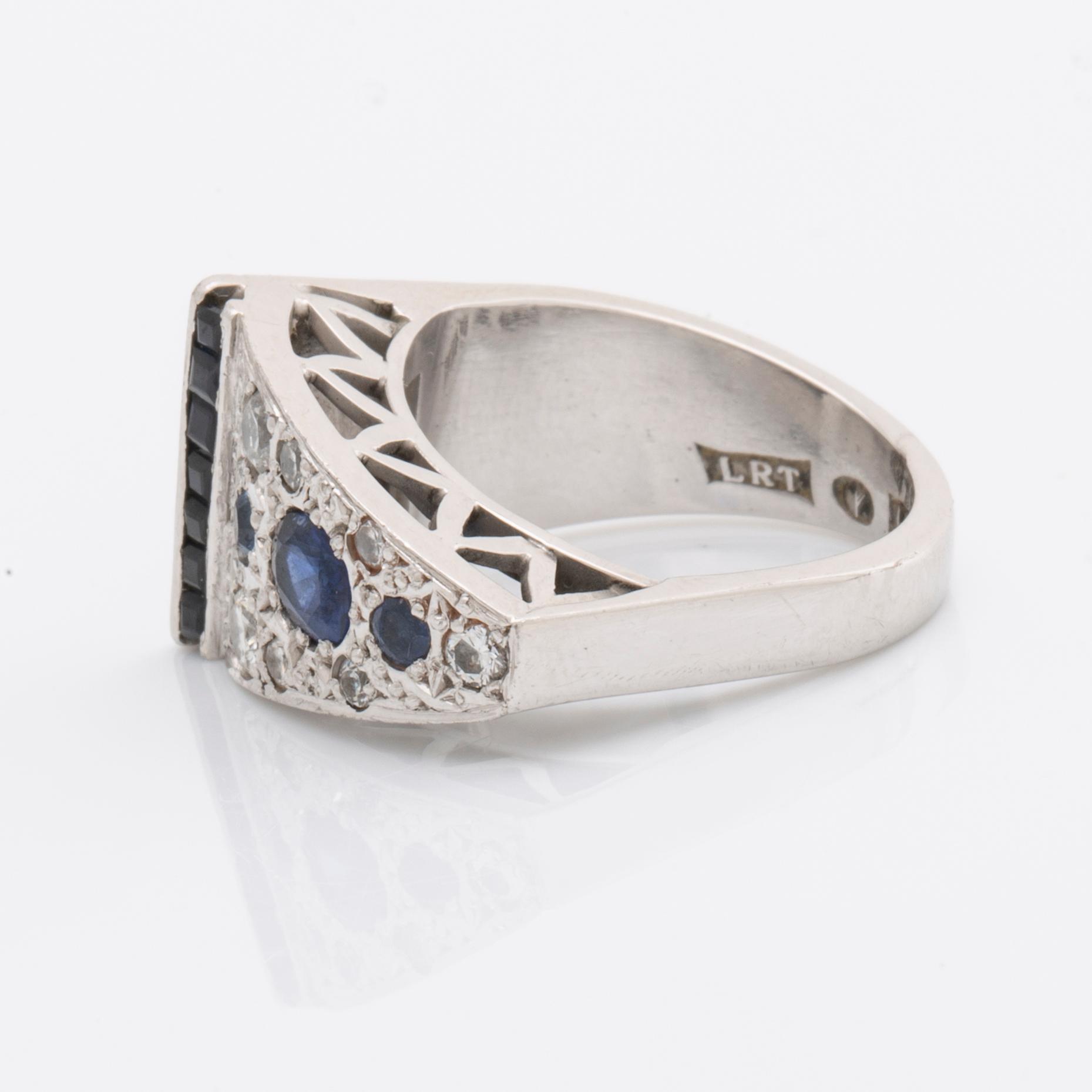 RING 18K whitegold sapphires and brilliant-cut diamonds approx 0,50 ct.