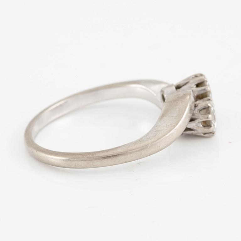 Ring, 18K white gold with two brilliant-cut diamonds.