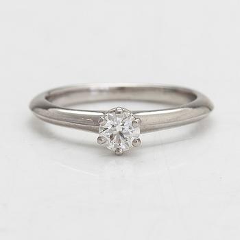 Tiffany & Co, ring, solitär, platina med en briljantslipad diamant 0.24 ct. Med certifikat.