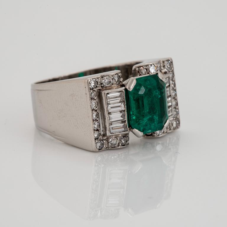 A WA Bolin platinum ring set with a faceted emerald with a weight of ca 2.30 cts.