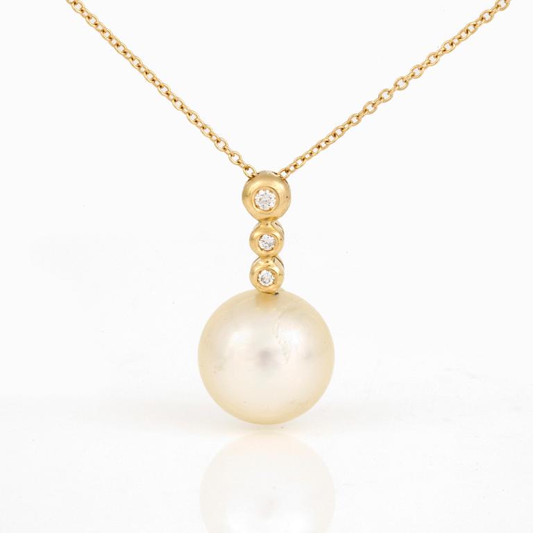 HÄNGE, med odlad 'South sea' pärla och diamanter totalt ca 0.04 ct. Total vikt 3,8 gram.