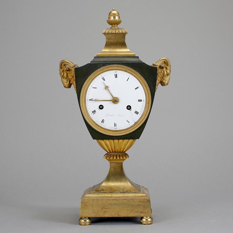 BORDSUR, brännförgylld och patinerad brons. Urtavlan märkt Dubuc Jeune (verksam i Paris ca 1807-1812).