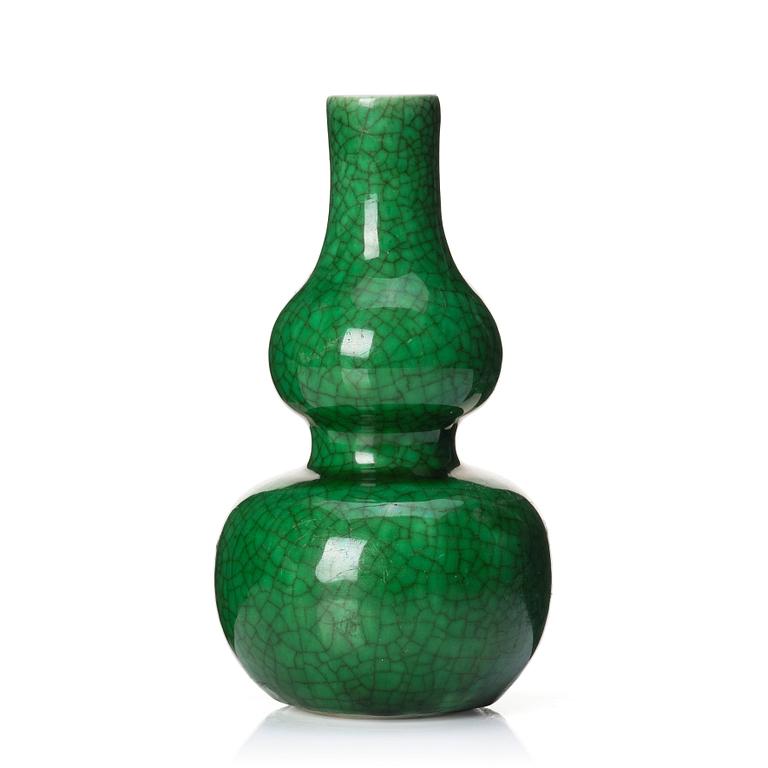 An apple green ge-glazed double gourd vase, Qing dynasty, 19th century.