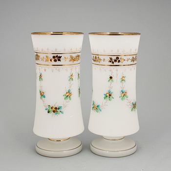 VASER, ett par, opalinglas, sent 1800-tal.