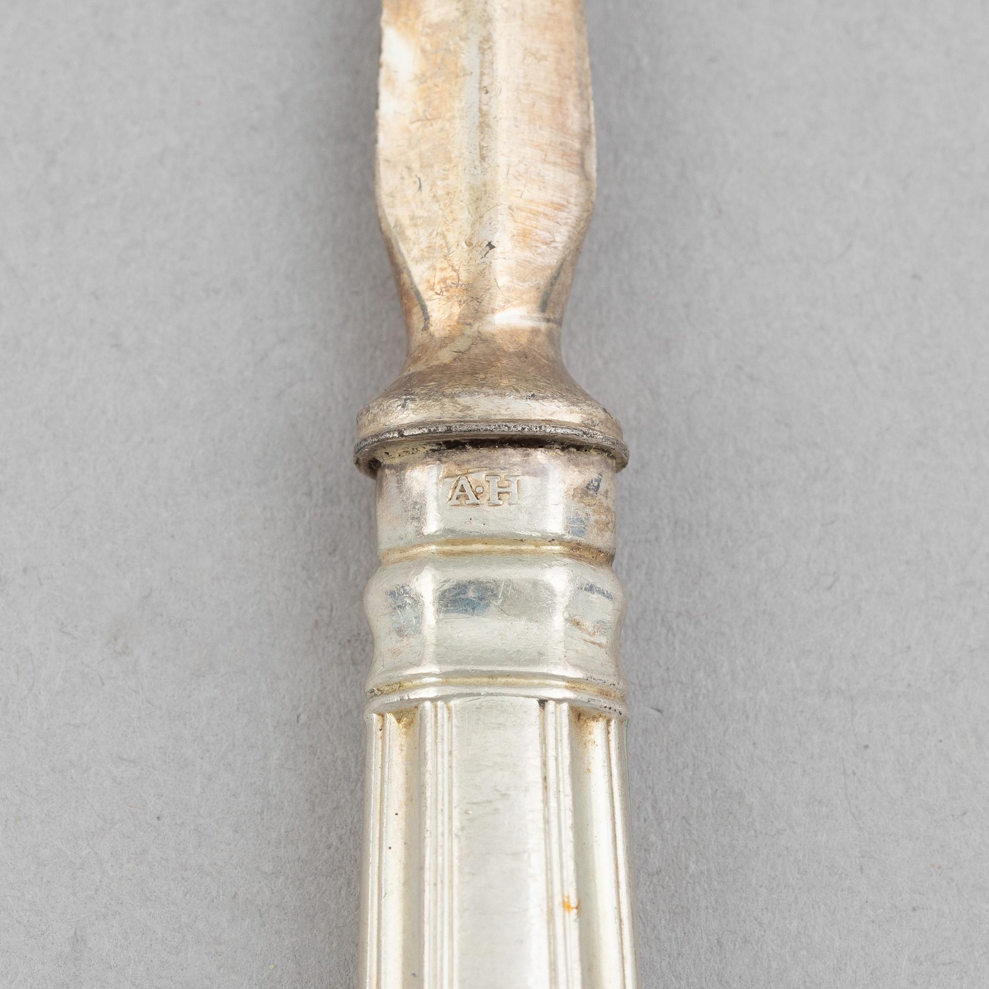 A silver cutlery set, 'Kings Pattern',mark of Aaron Hatfield & Sons, Sheffield, England, circa mid-19th Century (12 pcs).