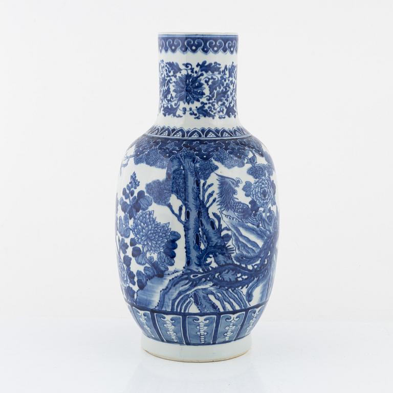 A blue and white vase, China, early 20th Century.