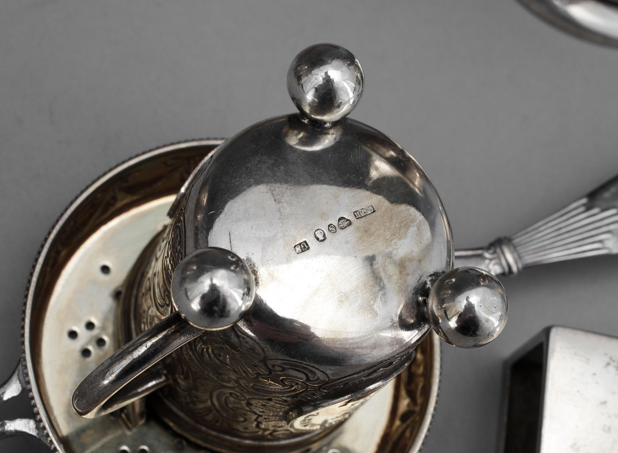 PARTI SILVER, 12 delar. Främst svenskt, bl.a. C G Hallberg. Främst 1900-tal. Totalt ca 1275g.