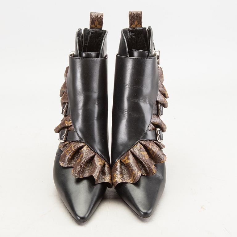 LOUIS VUITTON, ankle boots, Janet, monogram and black leather, original box, dustbags and invoice, storlek 39.