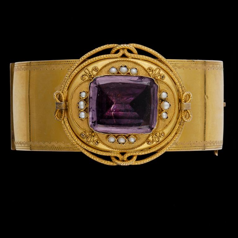 ARMRING, 14k guld med ametist ca 19 x 16 och små pärlor. Europa, 1800-tal. Vikt 37,8g.